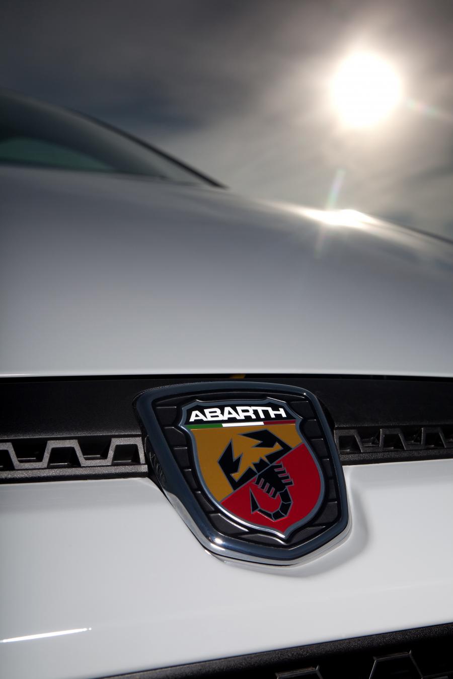 Логотип Abarth Punto Evo (199) 2010 года  (UK) (фото 33 из 45)